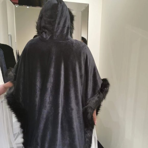 Red faux fur hooded shawl - Picture 5 of 12